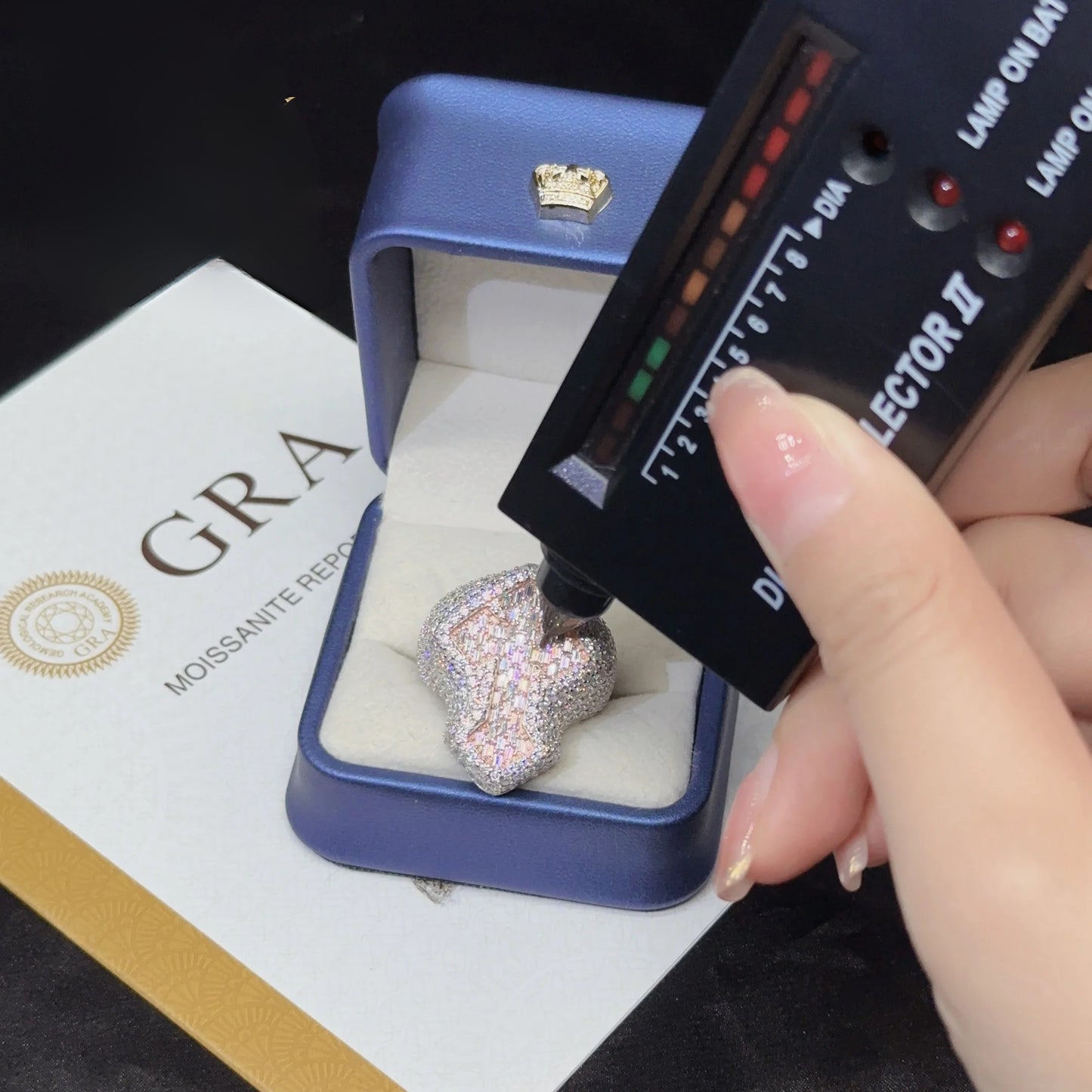 Anillo cruz grande de moissanita baguette