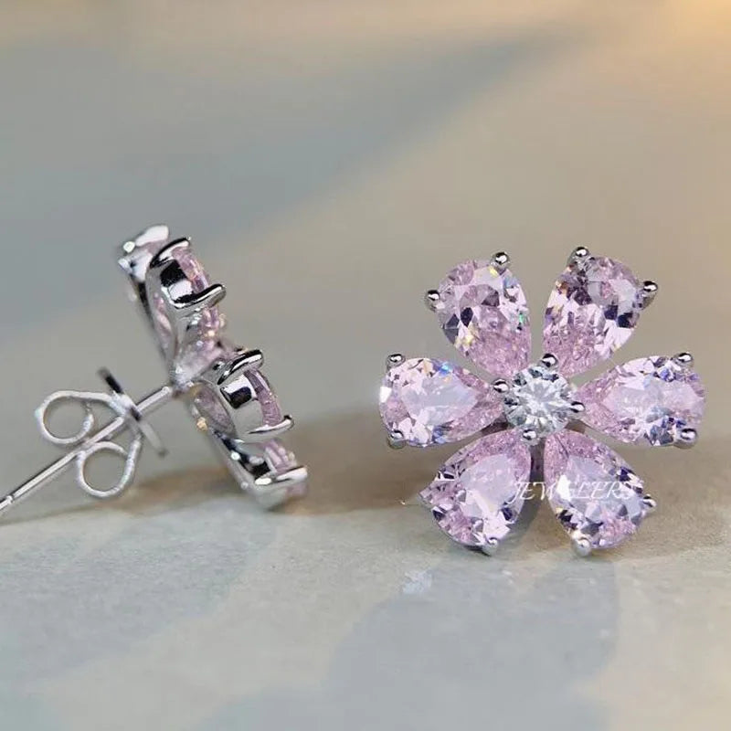 Aretes en diseño floral de plata con moissanita