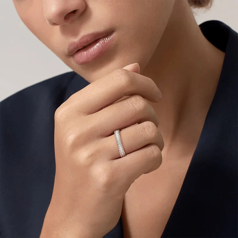 Anillo de plata con moissanita