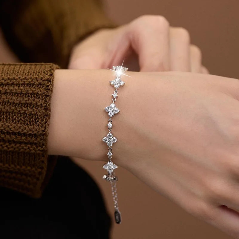 Pulsera de trébol de plata con moissanita