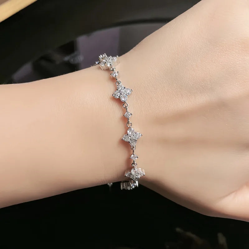 Pulsera de trébol de plata con moissanita