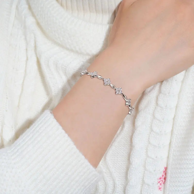 Pulsera de trébol de plata con moissanita