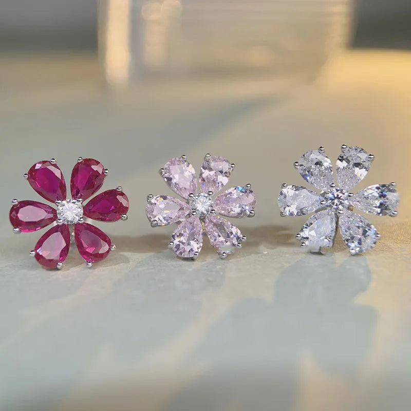 Aretes en diseño floral de plata con moissanita