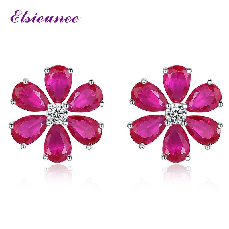 Aretes en diseño floral de plata con moissanita