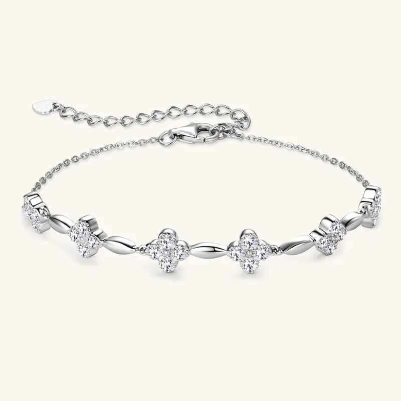 Pulsera de trébol de plata con moissanita