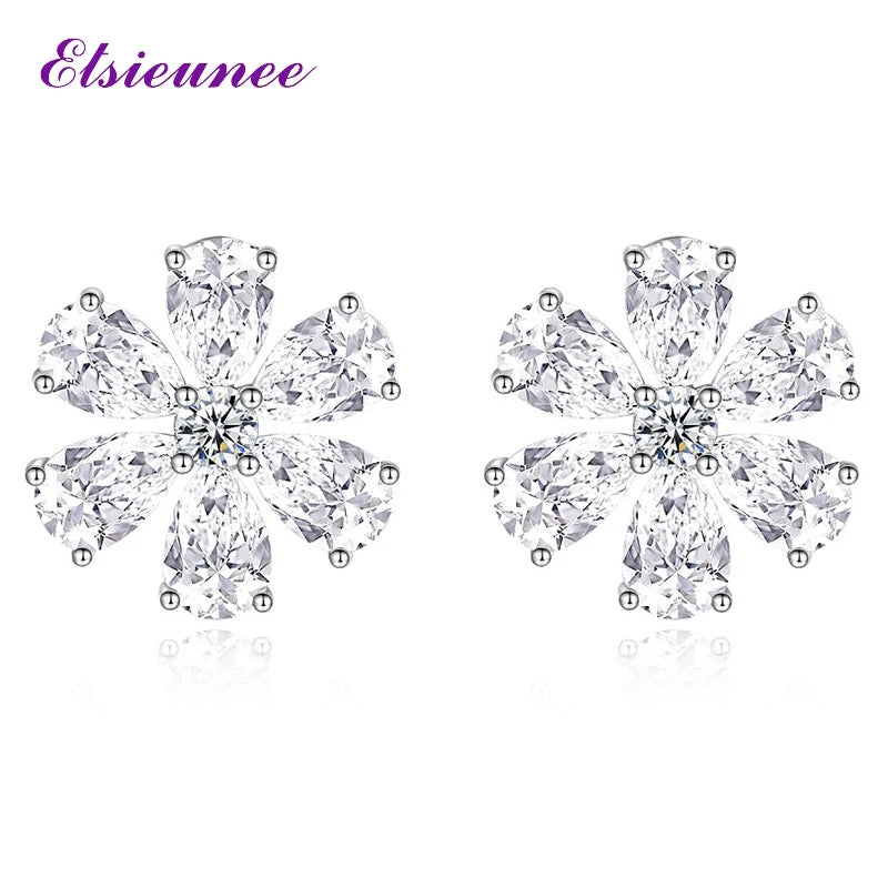 Aretes en diseño floral de plata con moissanita
