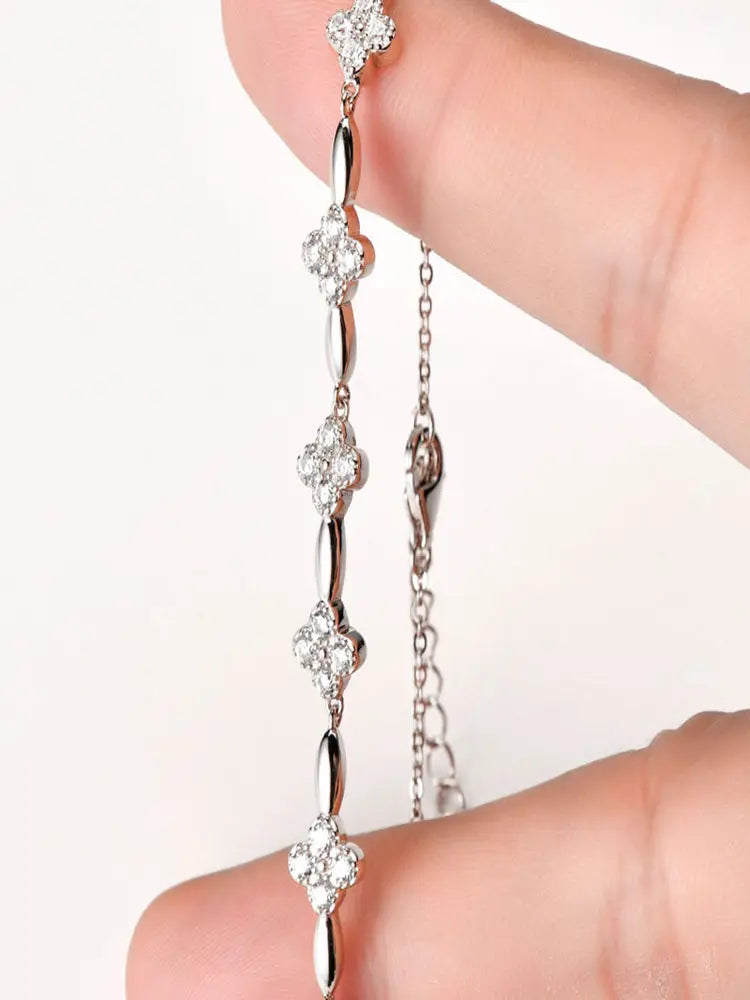 Pulsera de trébol de plata con moissanita