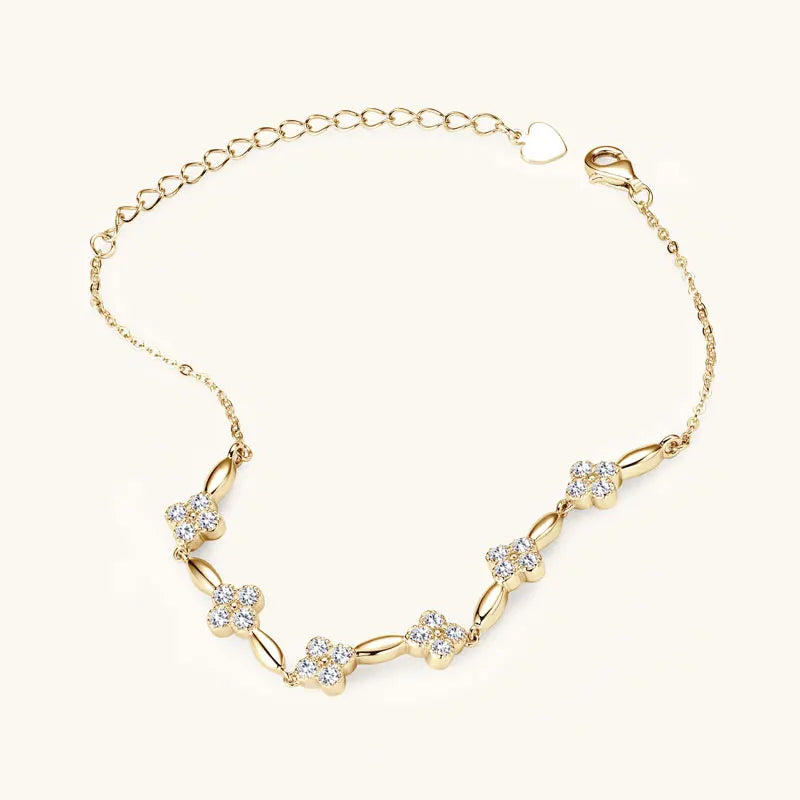 Pulsera de trébol de plata con moissanita