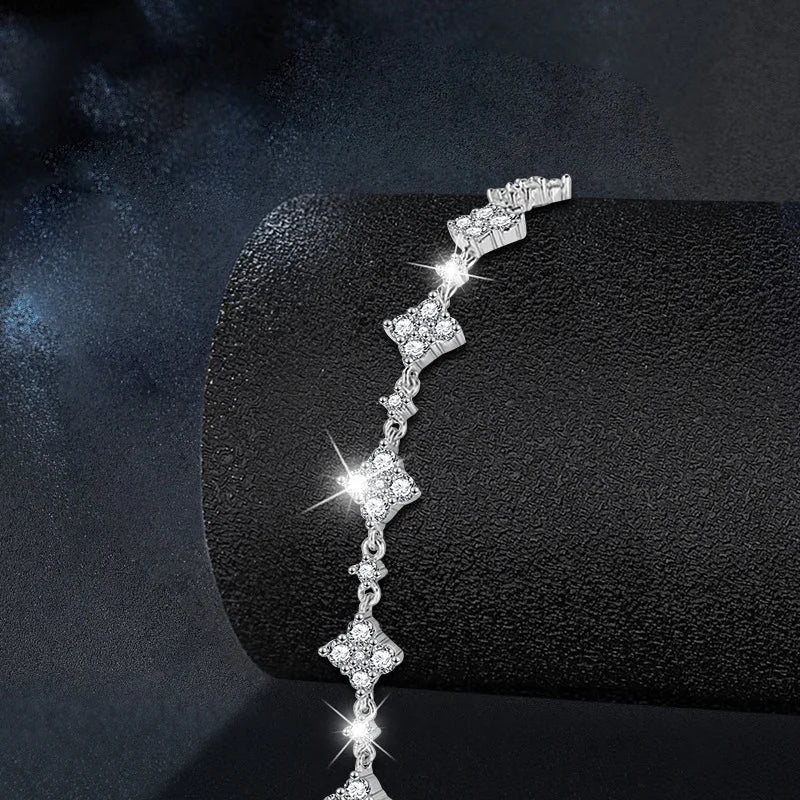 Pulsera de trébol de plata con moissanita