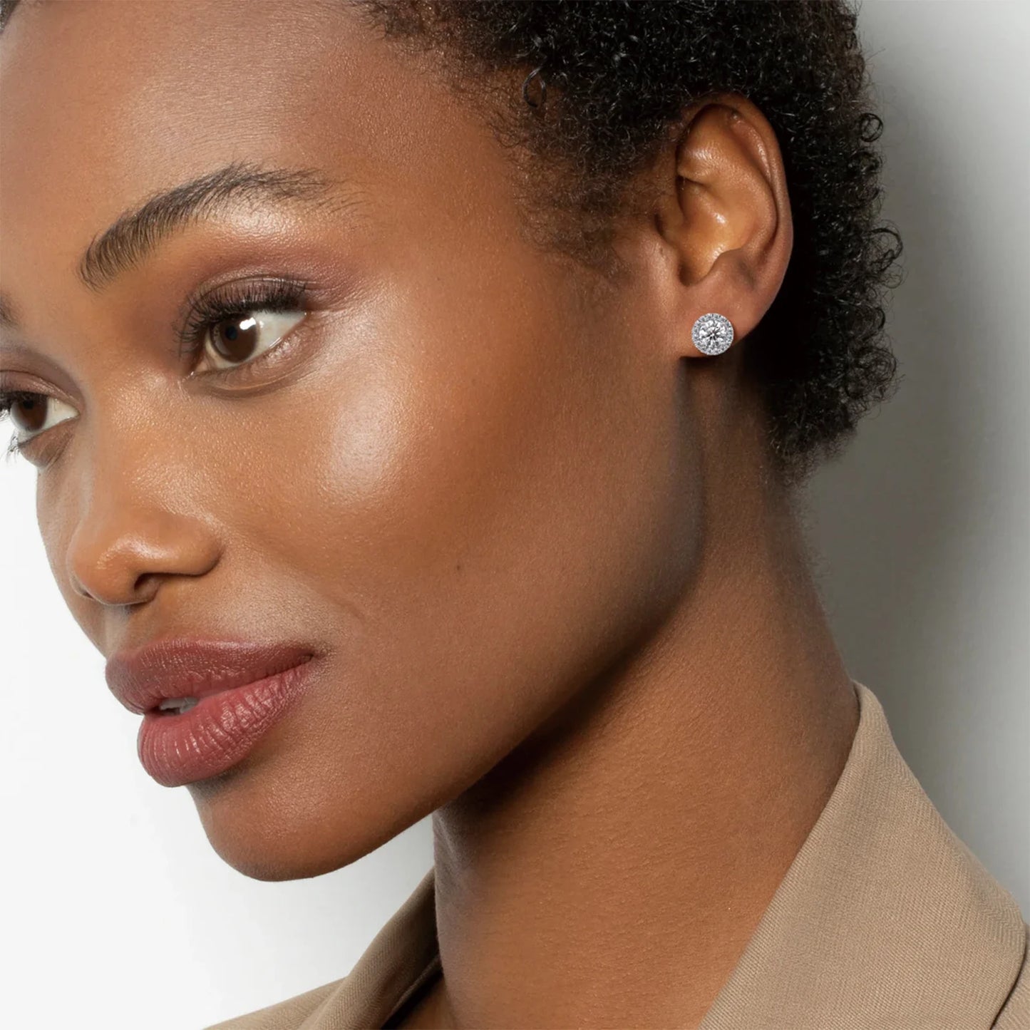 Aretes roscados de moissanita