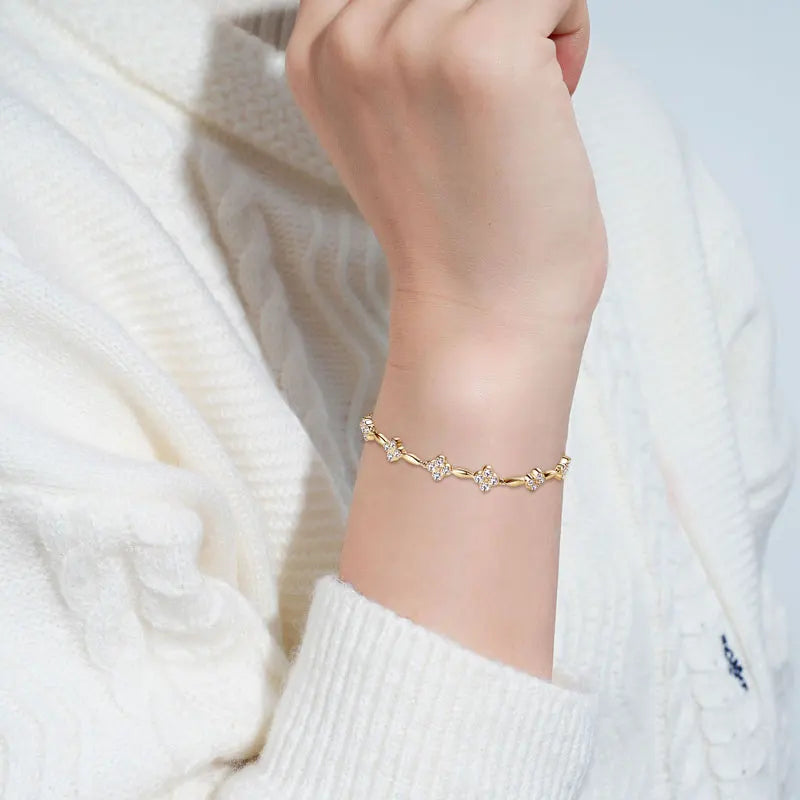 Pulsera de trébol de plata con moissanita