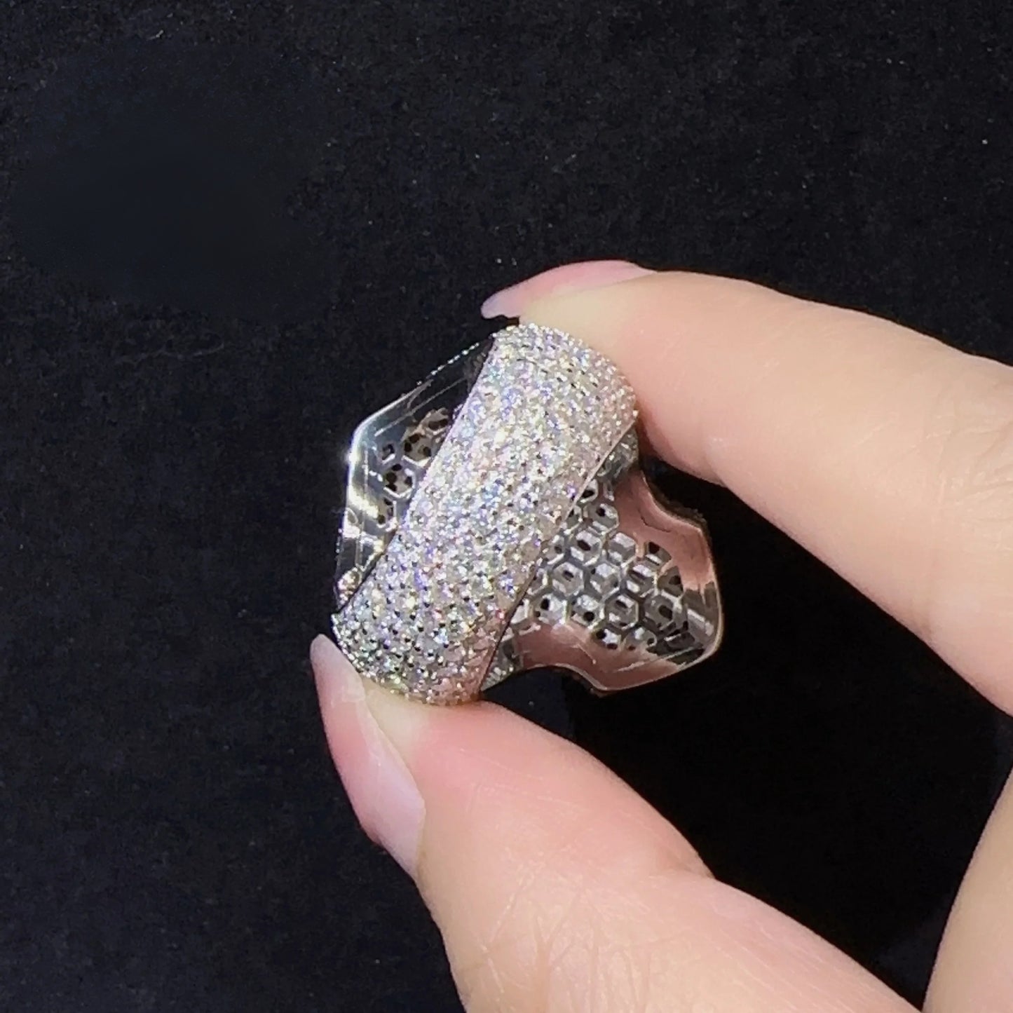 Anillo cruz grande de moissanita baguette