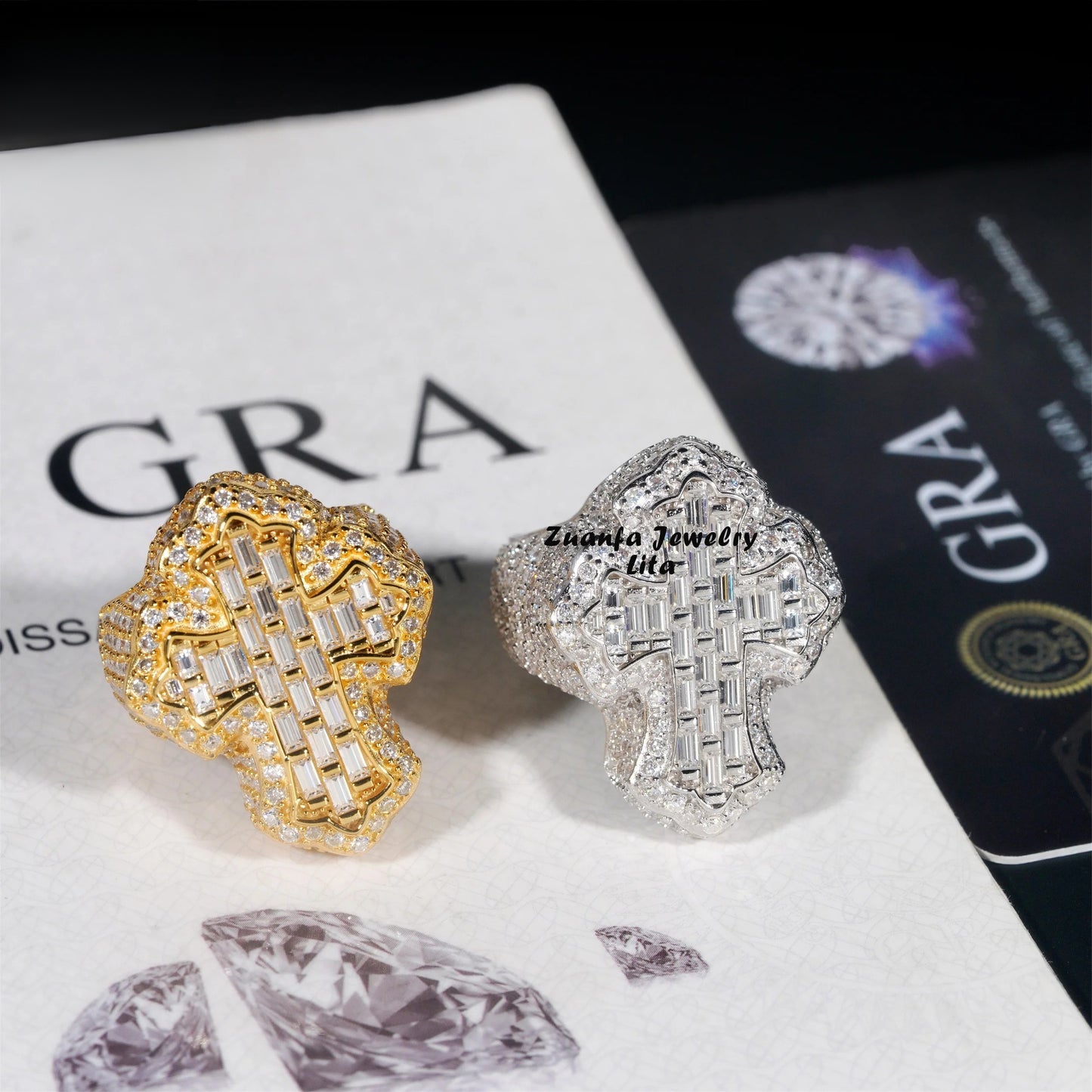 Anillo cruz de moissanita