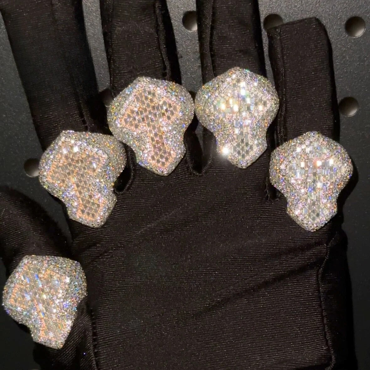 Anillo cruz grande de moissanita baguette
