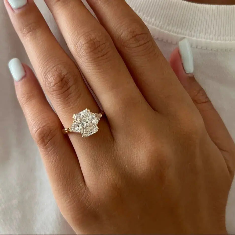 Anillo de diamante cultivado en laboratorio radiante de 2 quilates Anillo de diamante con 3 gabillones de piedra Trilogía CVD HPHT VS-VVS Anillos de oro amarillo de 14 k con IGI