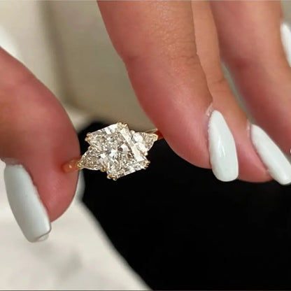 Anillo de diamante cultivado en laboratorio radiante de 2 quilates Anillo de diamante con 3 gabillones de piedra Trilogía CVD HPHT VS-VVS Anillos de oro amarillo de 14 k con IGI