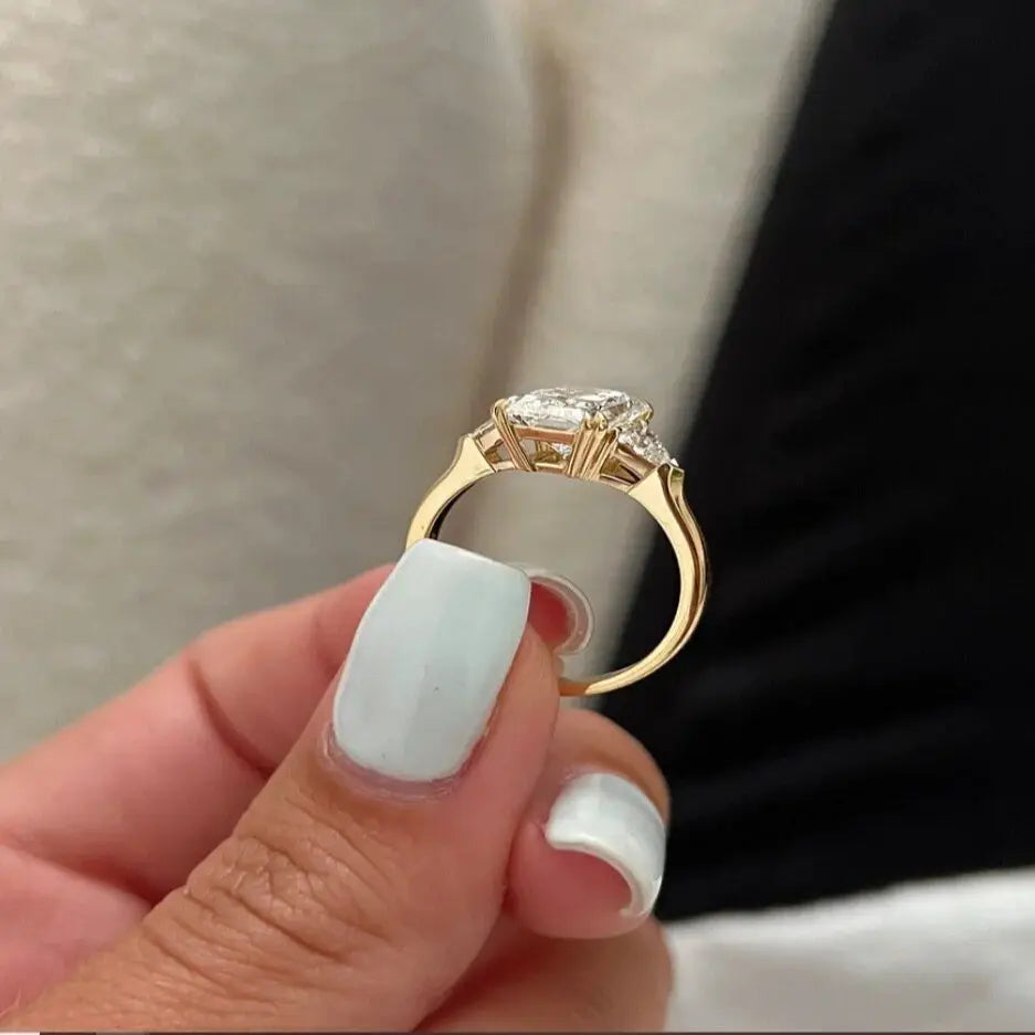 Anillo de diamante cultivado en laboratorio radiante de 2 quilates Anillo de diamante con 3 gabillones de piedra Trilogía CVD HPHT VS-VVS Anillos de oro amarillo de 14 k con IGI