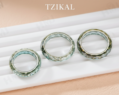 Anillo de moissanita con banda lisa