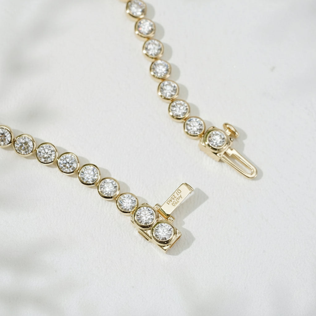 Pulsera de tenis de oro amarillo de 18 quilates con engaste de bisel y cadena de tenis con diamantes redondos DEF VS cultivados en laboratorio.