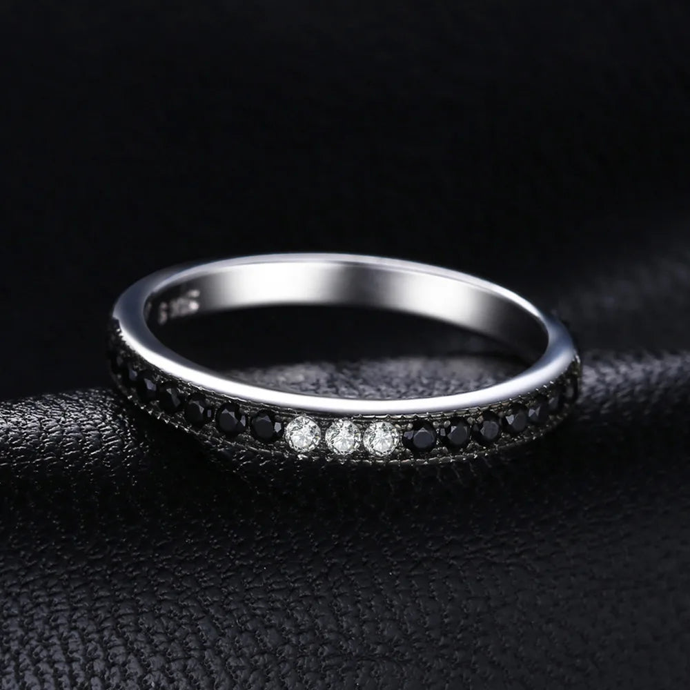 Anillo de espinela negra natural