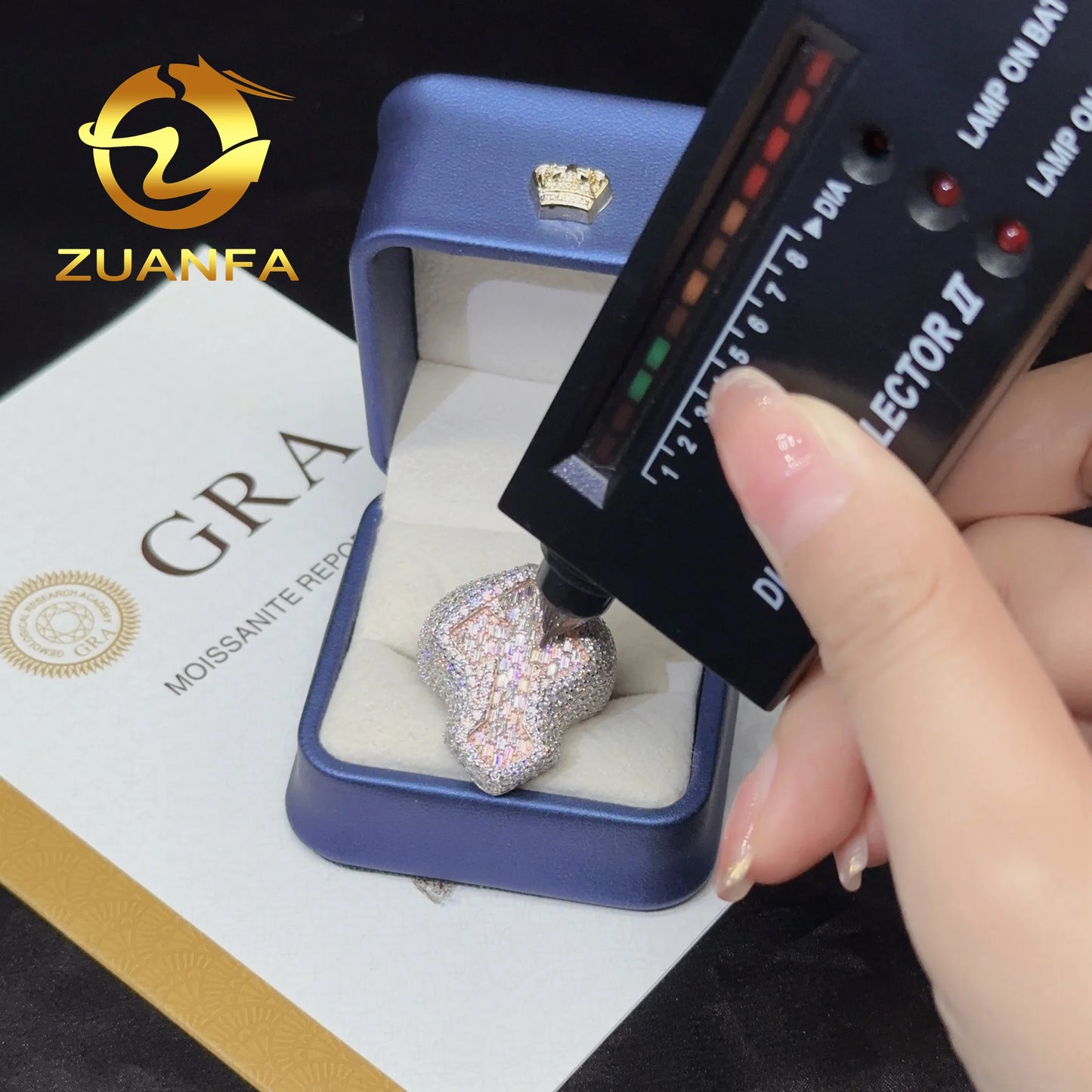 Anillo cruz grande de moissanita baguette