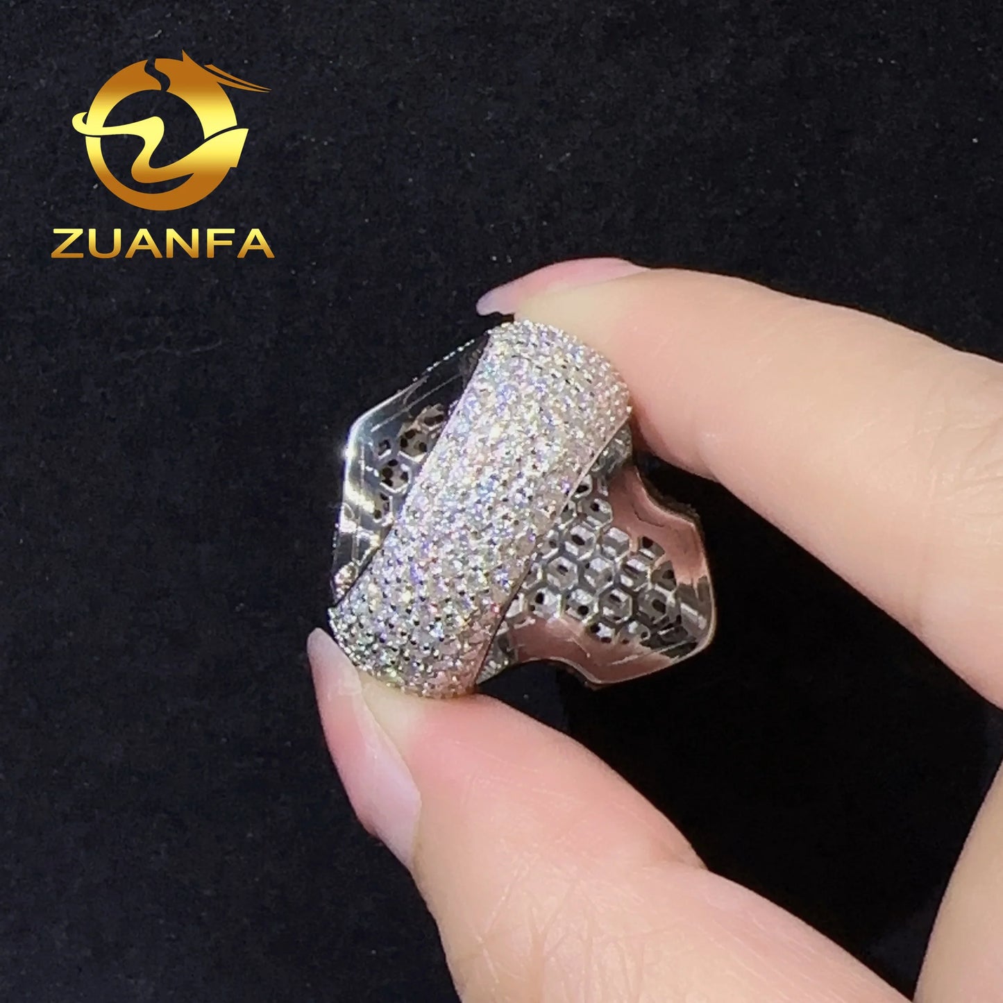 Anillo cruz grande de moissanita baguette