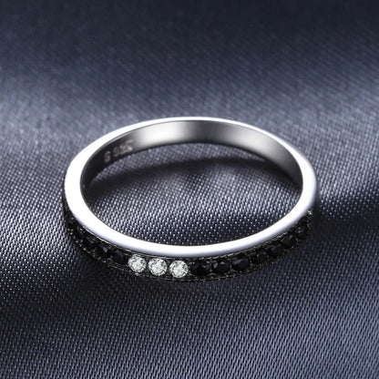Anillo de espinela negra natural