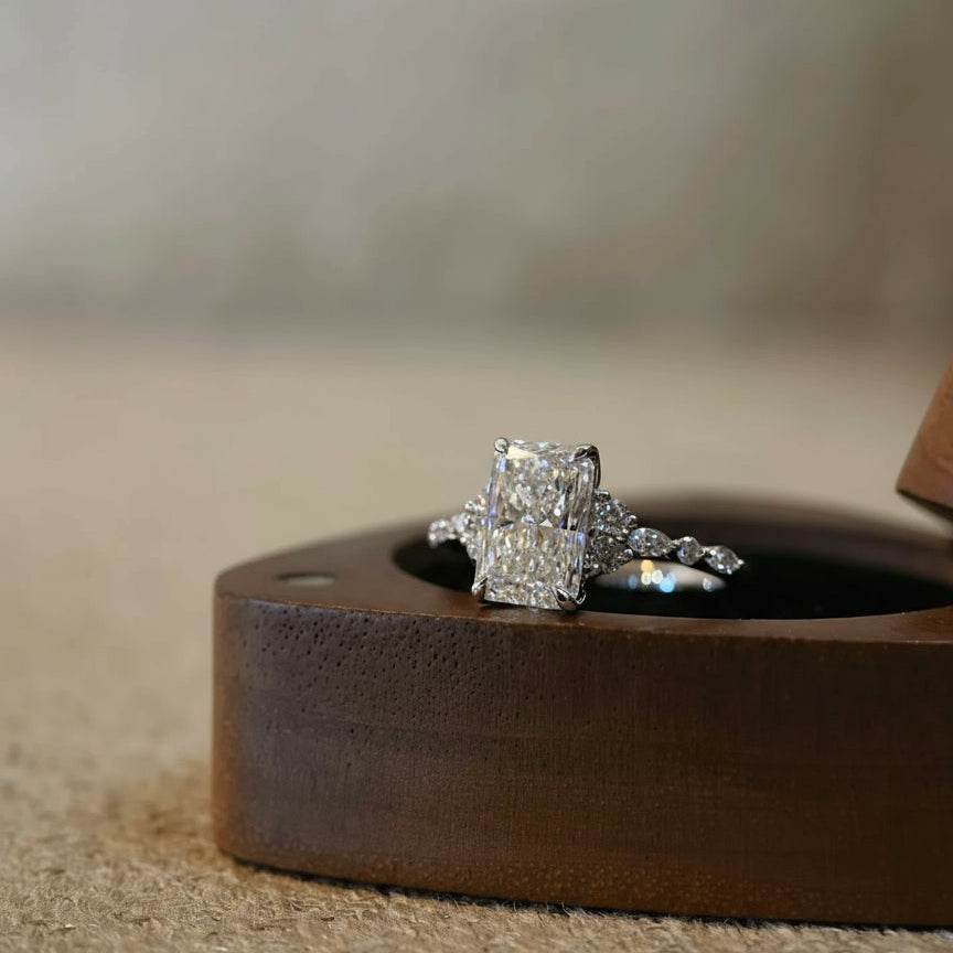 Anillo de Compromiso, Radiante con laterales