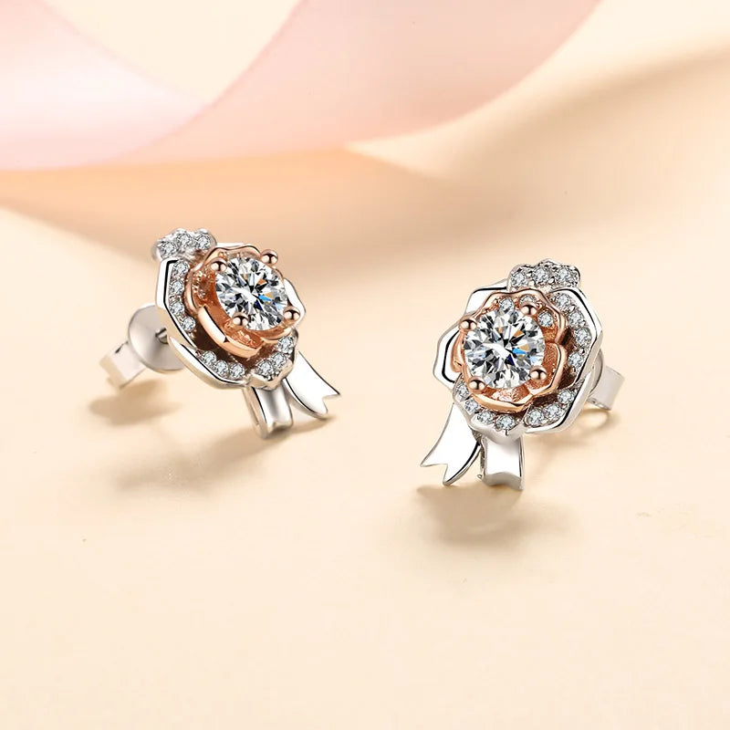 Aretes en diseño de rosas, plata bañada en oro con moissanita