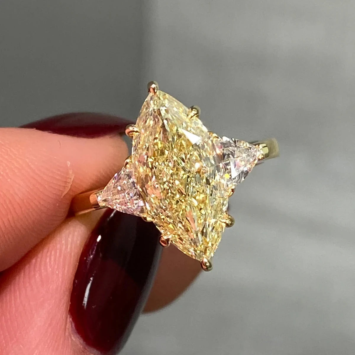 Anillo de Compromiso Trilogía Marquise amarillo vivido
