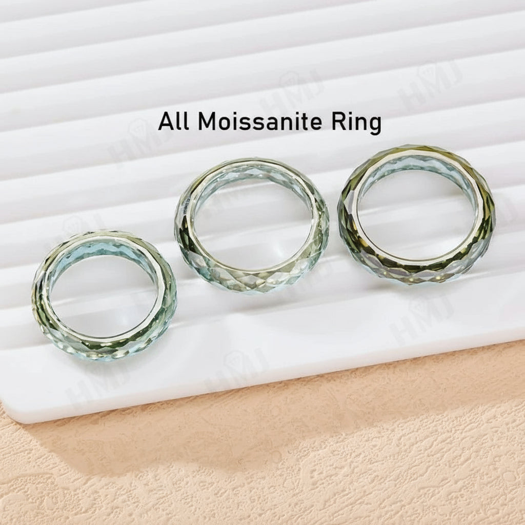 Anillo de moissanita con banda lisa