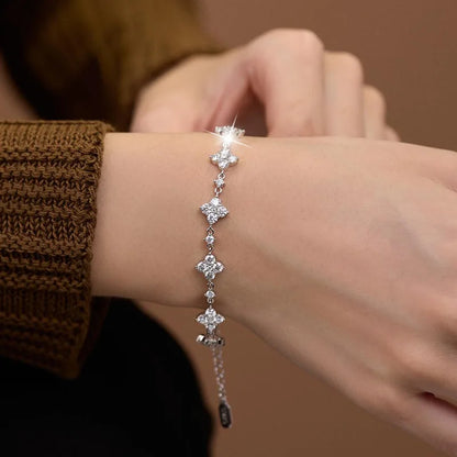 Pulsera de trébol de plata con moissanita