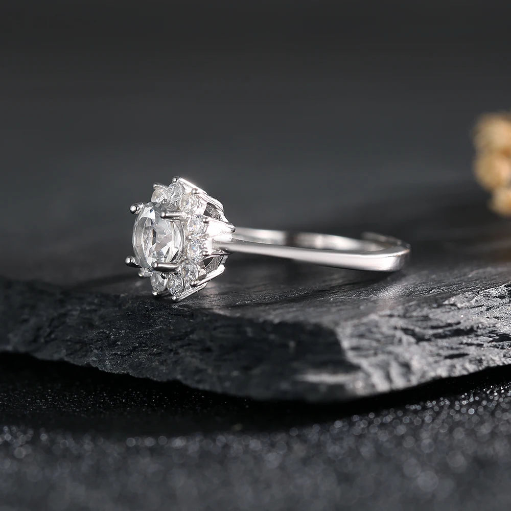 Anillo de moissanita floral