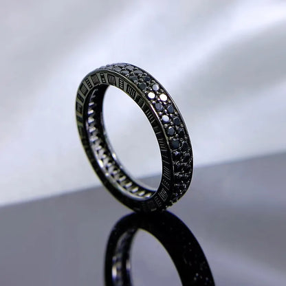 Anillo de plata con espinelas negras