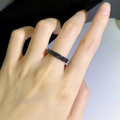 Anillo de plata con espinelas negras