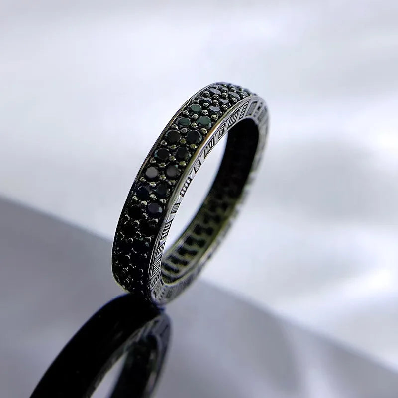 Anillo de plata con espinelas negras