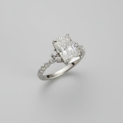 Anillo de Compromiso, Radiante con laterales