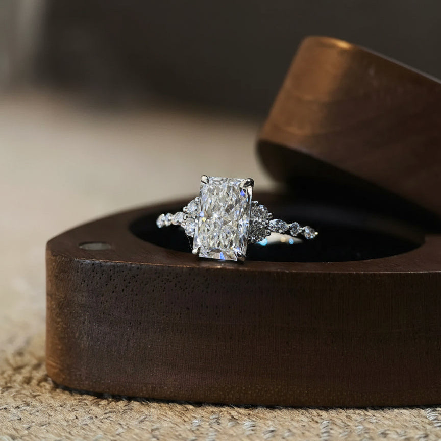 Anillo de Compromiso, Radiante con laterales