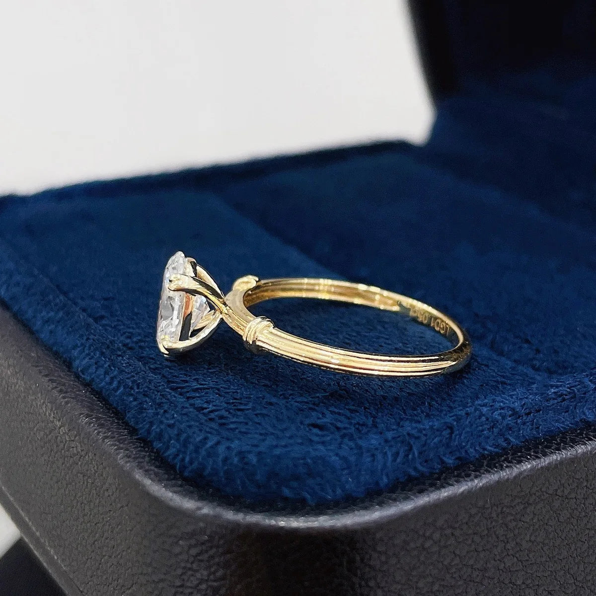 Anillo de Compromiso solitario, Corte Ovalado de 1.08ct