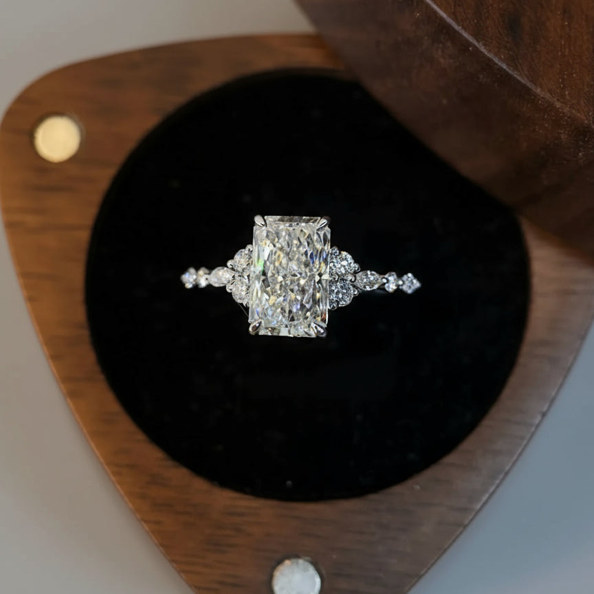 Anillo de Compromiso, Radiante con laterales