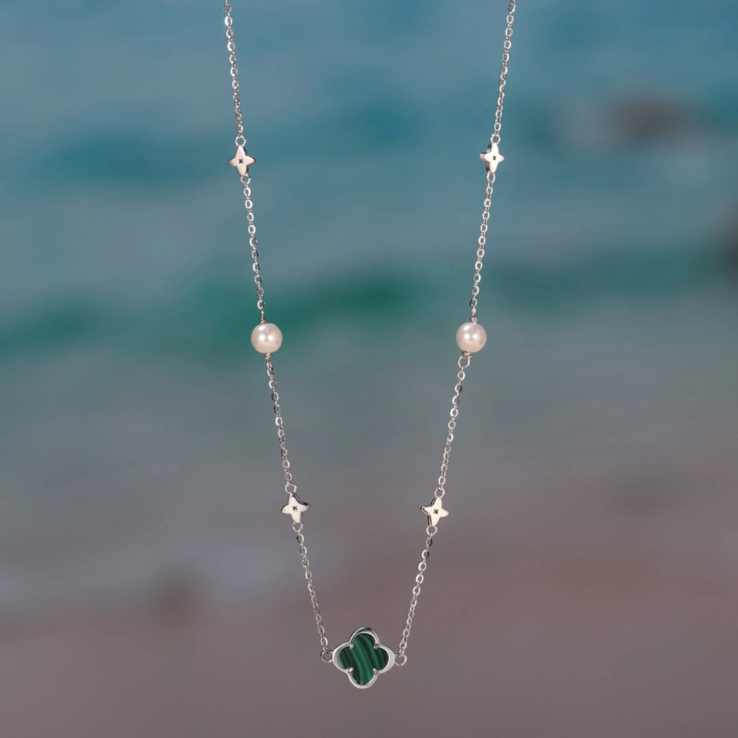 Gargantilla de plata de ley 925 con concha de perla y oro de 14 quilates con adorno de malaquita verde, estilo trébol de cuatro hojas