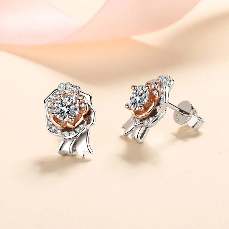 Aretes en diseño de rosas, plata bañada en oro con moissanita