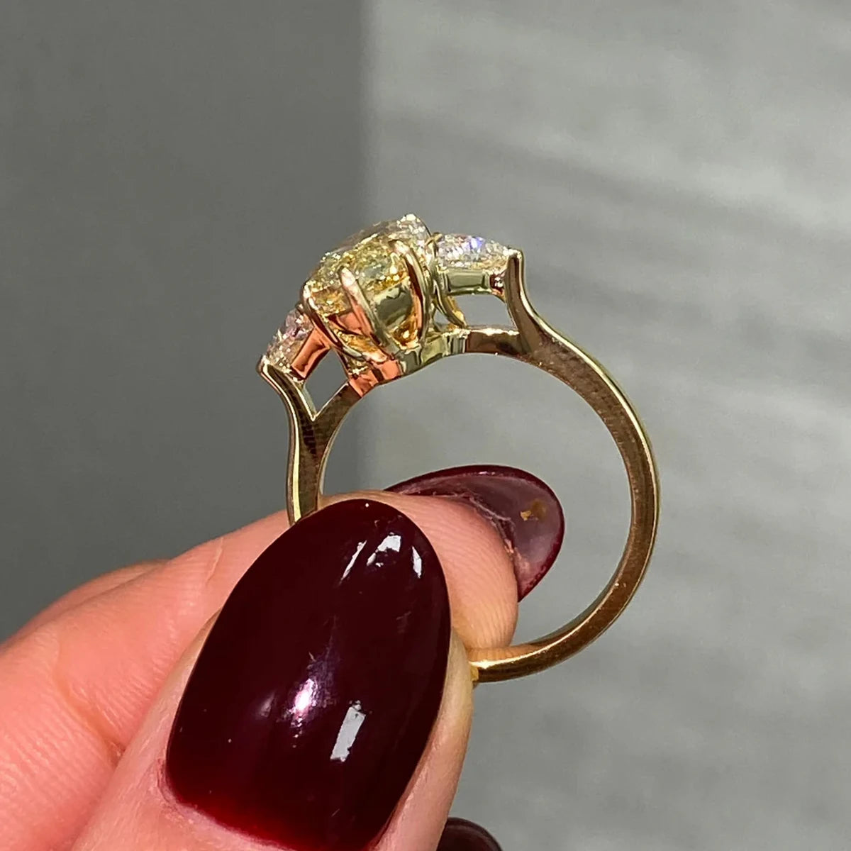 Anillo de Compromiso Trilogía Marquise amarillo vivido