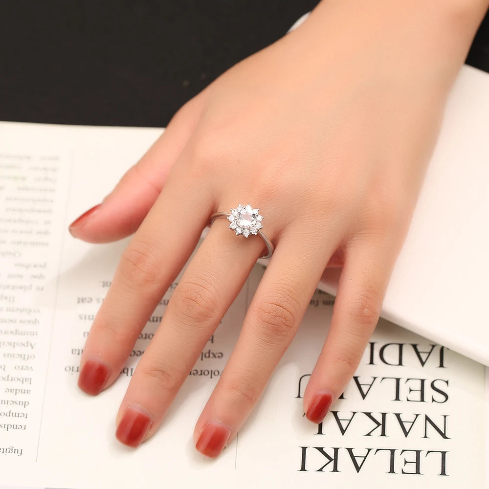 Anillo de moissanita floral