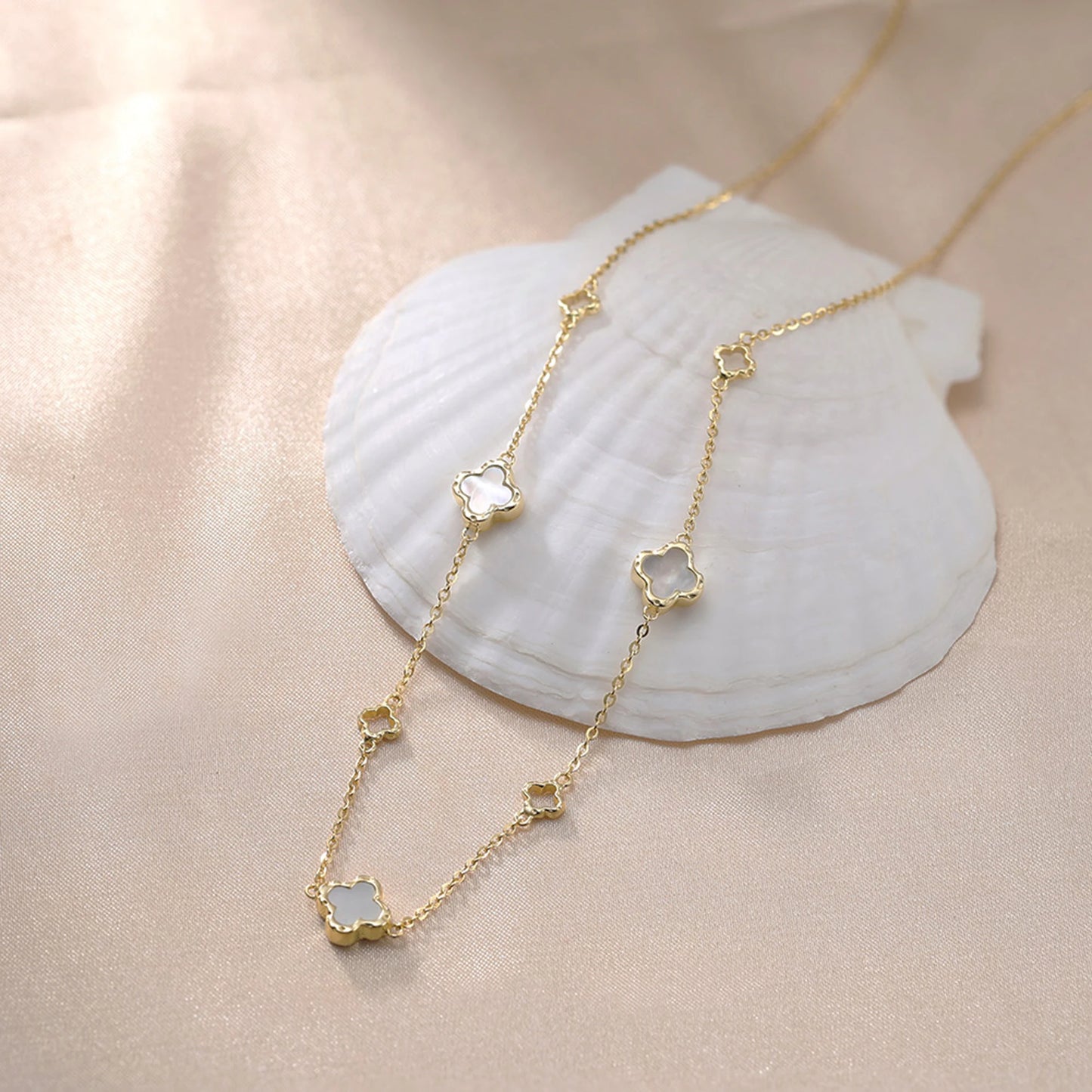 Gargantilla de plata de ley 925 con concha de perla y oro de 14 quilates con adorno de malaquita verde, estilo trébol de cuatro hojas