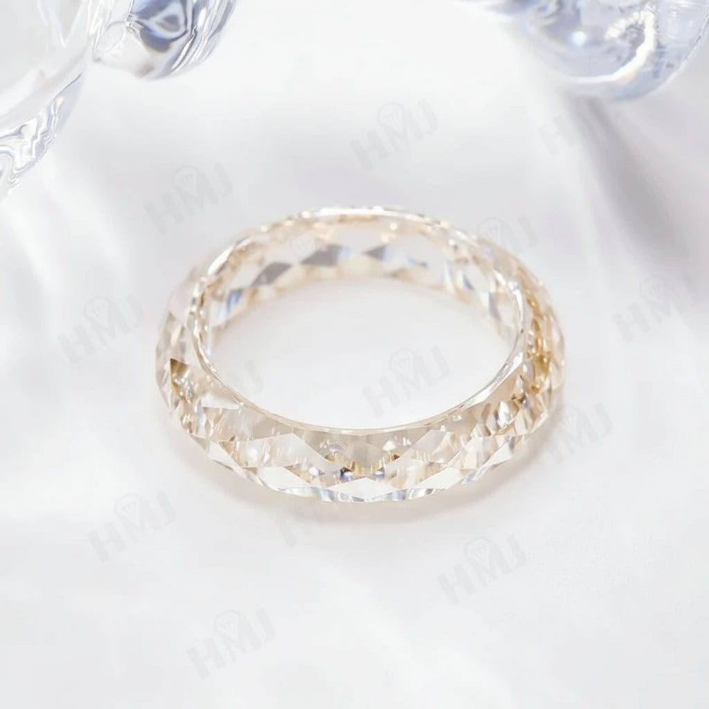 Anillo de moissanita con banda lisa