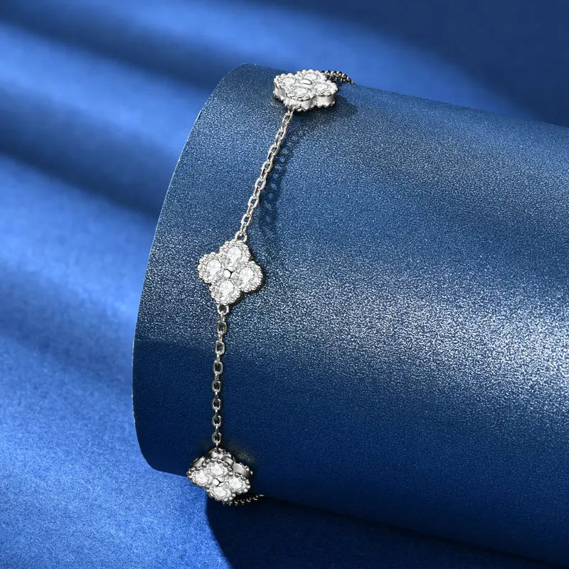 Pulsera de 3 mm con diseño de trébol de moissanita