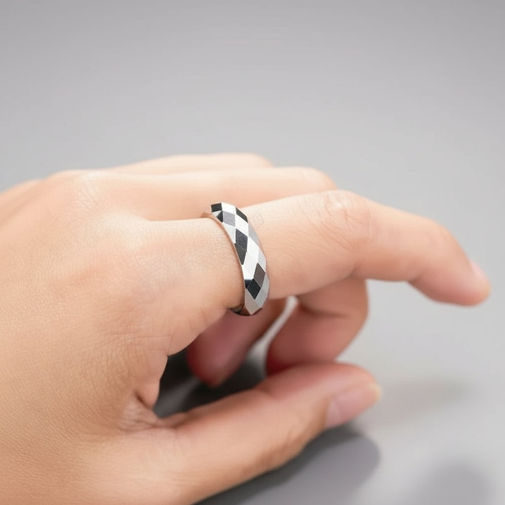 Anillo de moissanita con banda lisa