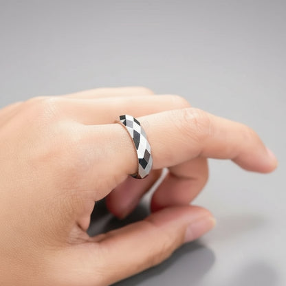 Anillo de moissanita con banda lisa