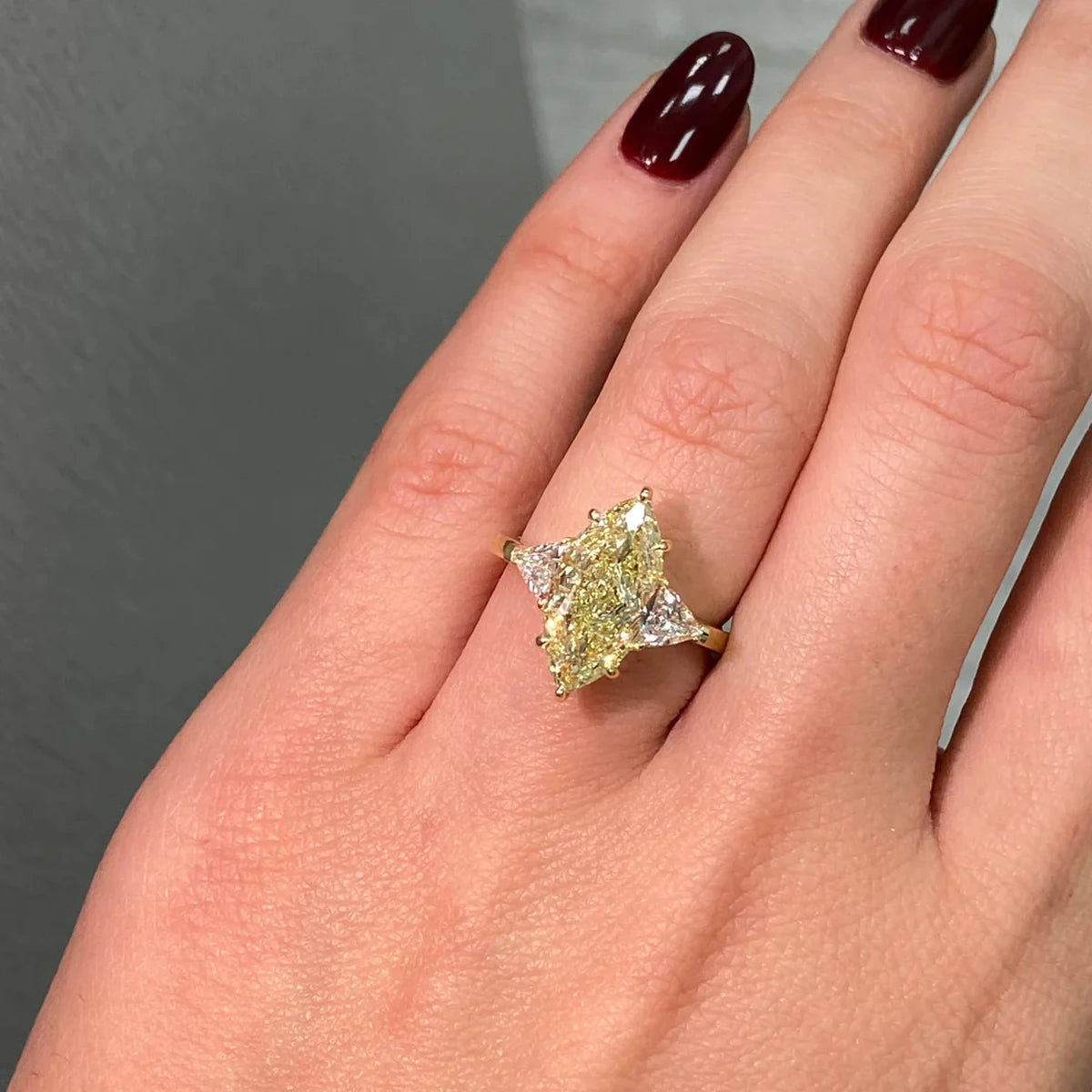 Anillo de Compromiso Trilogía Marquise amarillo vivido